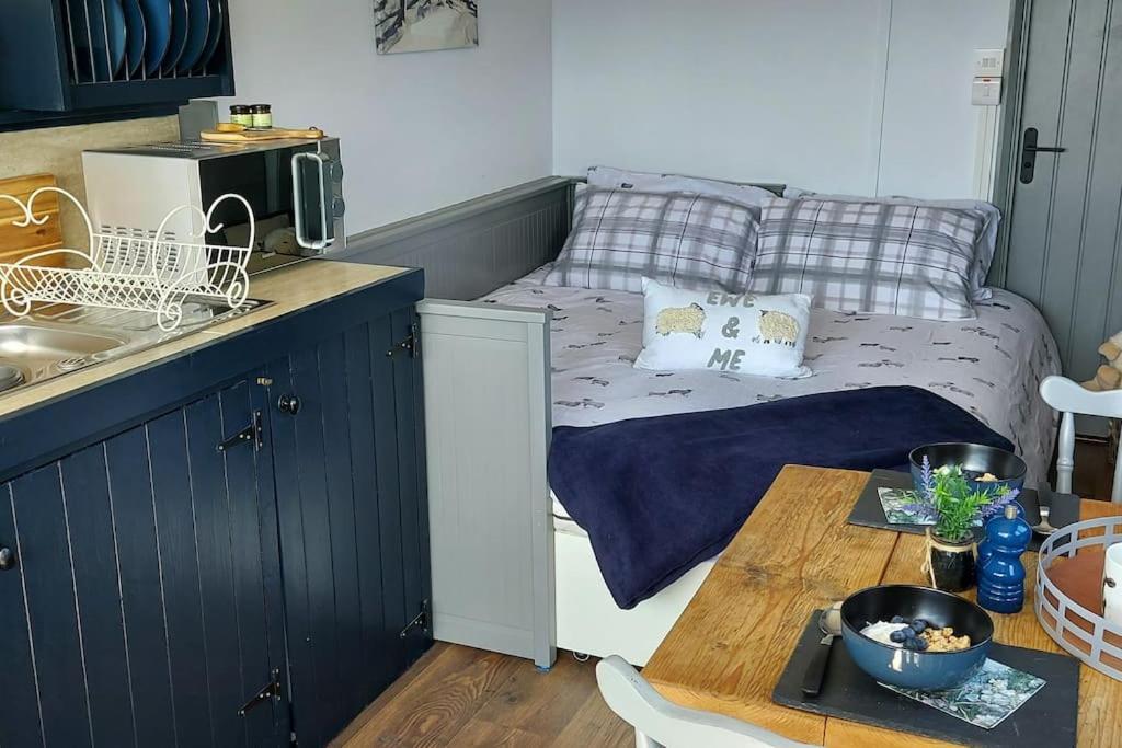 The Cloves Farm Shepherd's Hut Holiday home *